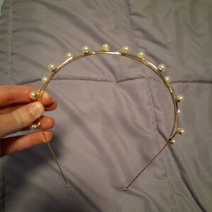 Elegant Pearl-Embellished Gold Headband